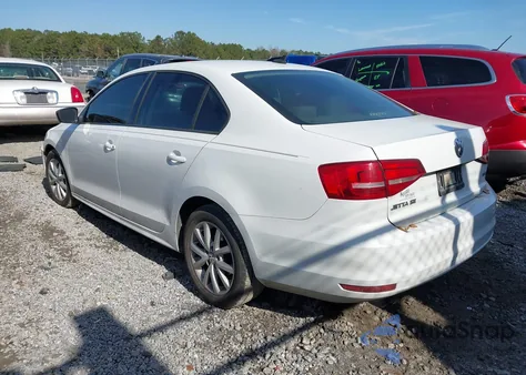 2015 Volkswagen Jetta 1.8T Se z USA, uszkodzony, nr VIN 3VWD17AJ2FM352417